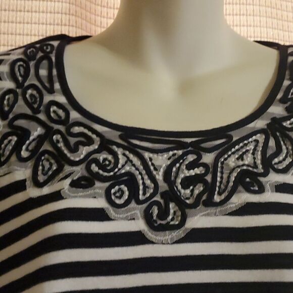 Chico's woman tee 1 - Picture 2 of 5